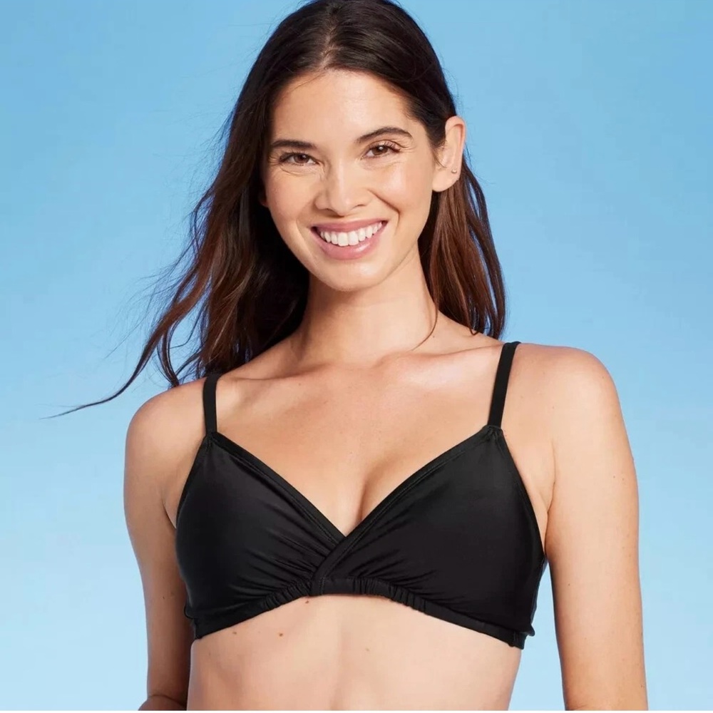 NWT Woman’s Triangle Surplice Bikini Top by Shade & Shore☀️